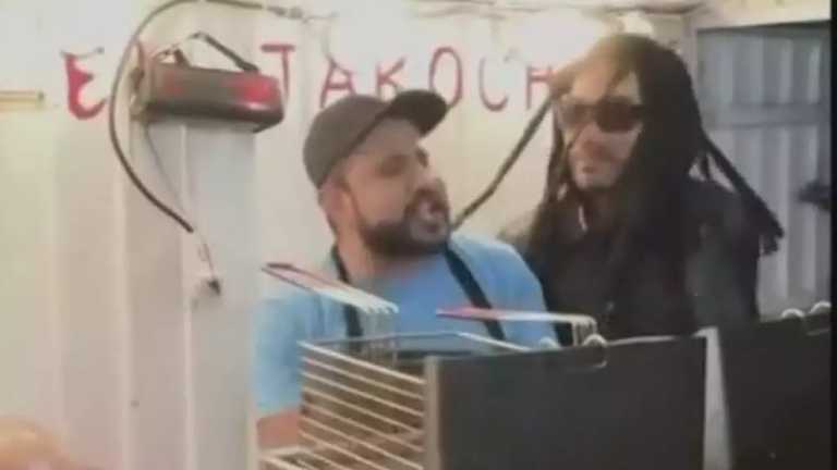 Lenny Kravitz conquistó a sus fans al rondar por algunos puestos de garnacha en CDMX, seguro fue un antojito nocturno en el que salió a la búsqueda de unas suculentas hamburguesas