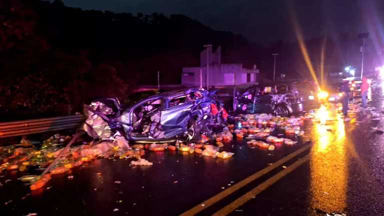 Un choque múltiple en la carretera México-Tuxpan, a la altura de Huauchinango, dejó 5 muertos y 22 personas heridas. La carretera fue cerrada