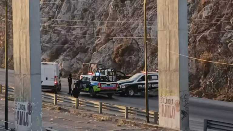 Fue abandonado un automóvil en Periférico Ecológico de Puebla con restos de personas sin vida debajo y al interior de la unidad.