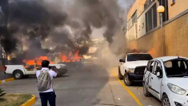 Normalistas de Ayotzinapa llegaron al Palacio de Gobierno de Chilpancingo donde realizan una violenta protesta; incendian camionetas y lanzan petardos