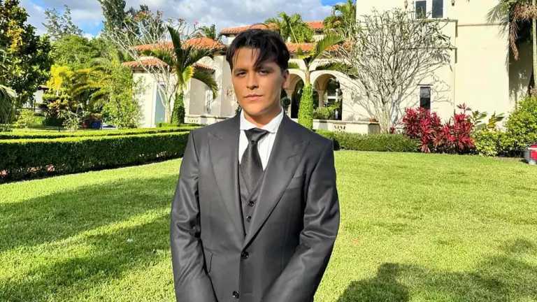 Christian Nodal aprovechó que está lanzando nuevo disco para mostrar su nuevo look, sin ningún tatuaje en su rostro