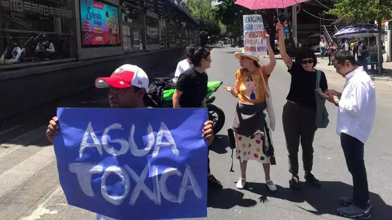 Vecinos de la alcaldía Benito Juárez bloquean la avenida Insurgentes para denunciar agua contaminada en varias colonias; aseguran que un peritaje independiente arrojó que se trata de amoniaco