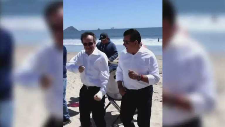 El embajador del Reino Unido en México, Jon Benjamin, no ocultó su gusto por la música sinaloense, ya que estaba en la playa de Mazatlán y aprovechó para unirse a un grupo y tocar los platillos