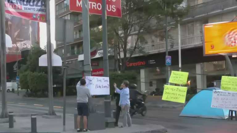 Tras el diálogo con autoridades, vecinos inconformes por el problema del agua, mantienen bloqueo en Insurgentes, en la alcaldía Benito Juárez. No se permite el paso a vehículos