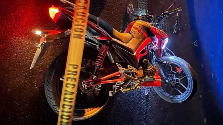 Un motociclista identificado como José Manuel N. perdió la vida por las graves heridas que le dejó el accidente en la carretera federal Atlixco-Puebla.