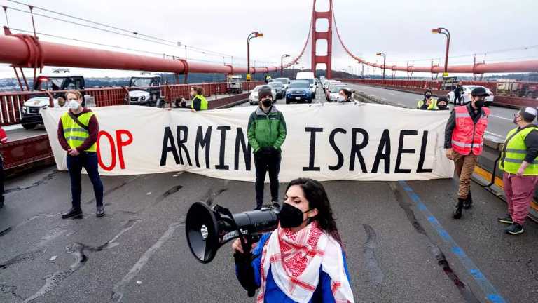 Activistas contra la guerra en Gaza bloquean la autopista 101, en el puente Golden Gate, en San Francisco, California, Estados Unidos
