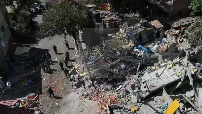 Humberto González Arroyo, coordinador operativo de la Secretaría de Gestión Integral de Riesgos y PC de CDMX, informó que son 5 personas lesionadas por la explosión en una vivienda; varias personas fueron rescatadas, así como 2 perritos