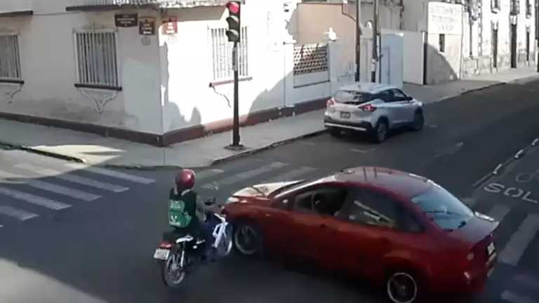 El conductor de una motocicleta no respetó la luz roja en el semáforo de la Col. El Carmen por lo que impactó un automóvil y perdió la vida.