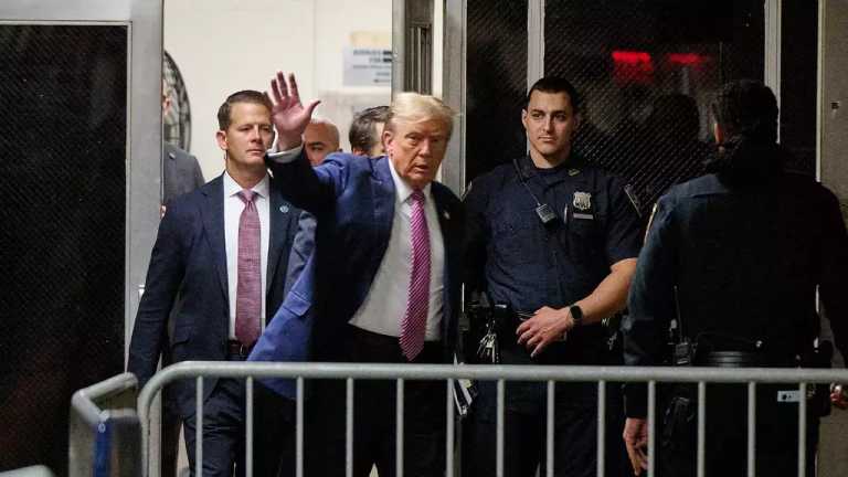 El expresidente de EUA, Donald Trump, regresó a la Corte de Nueva York para el cuarto día del histórico juicio penal en su contra. Ya fueron seleccionados los 5 jurados suplentes que hacían falta