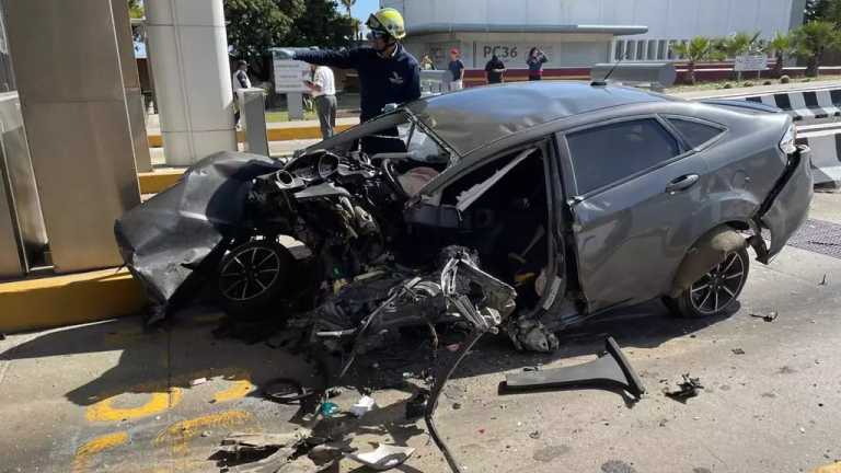 Un fuerte accidente en la caseta de cobro de San Miguel en la entrada a Ensenada dejó como saldo un hombre sin vida, que al parecer se quedó dormido.