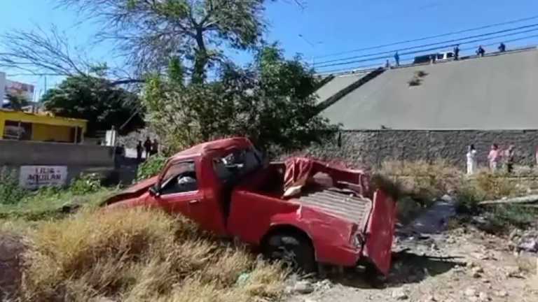 Una camioneta tipo pick up sufrió una volcadura al sur de ciudad Juárez, cayendo en un barranco de aproximadamente 20 metros.