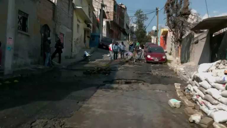 Personal de Agua del Estado de México atiende fuga en la calle de Guanajuato, en San Antonio Zomayucan, en Naucalpan, Estado de México; está incontrolable