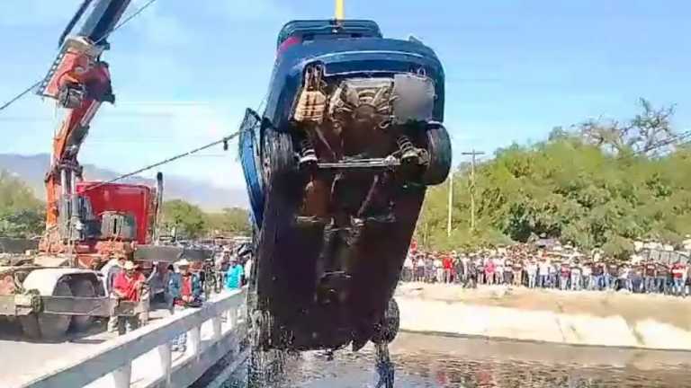 El conductor de un auto tipo Jetta cayó al canal de Valsequillo y logró salir con vida, sin embargo sus acompañantes murieron dentro de la unidad bajo el agua.