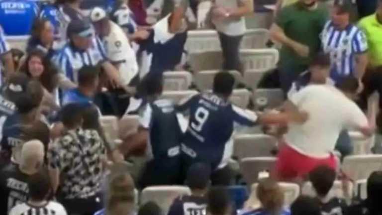 La violencia se hizo presente en las tribunas del Gigante de Acero tras la eliminación de Monterrey de la Concachampions, ya que aficionados de los rayados iniciaron una pelea, pero entre ellos