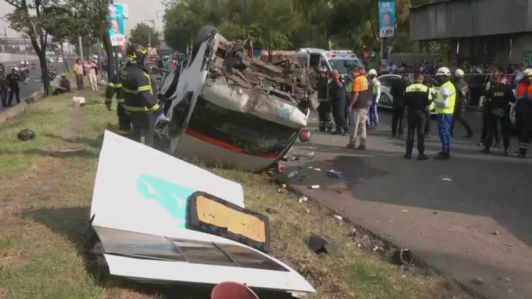 Una unidad de transporte público transporte volcó en la calzada Ignacio Zaragoza, en Iztapalapa, CDMX; hay dos personas muertas y varias lesionadas