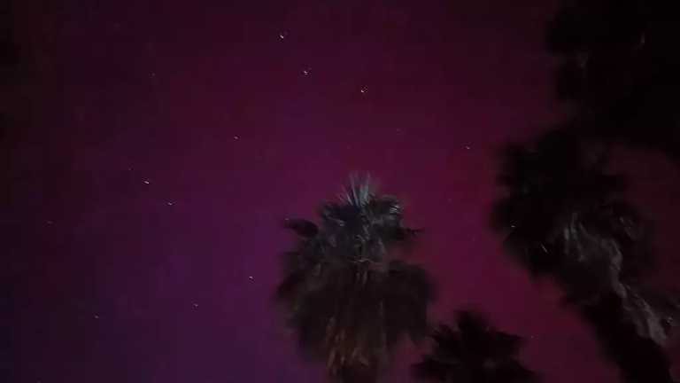 Tal y como lo anunció la Oficina Nacional de Administración Oceánica y Atmosférica de EU, este viernes pudo observarse la presencia de auroras boreales en Baja California.