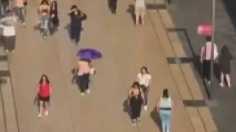 Un extranjero captó en video el modus operandi de una banda de mujeres carteristas sobre la calle de Madero, en el Centro Histórico de la Ciudad de México (CDMX)