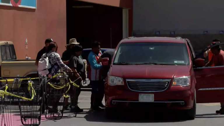 Familiares del fallecido rompieron los cordones que delimitaban la escena, asegurando que el joven seguía con vida, por lo que lo subieron a un vehículo y lo trasladaron a una clínica.