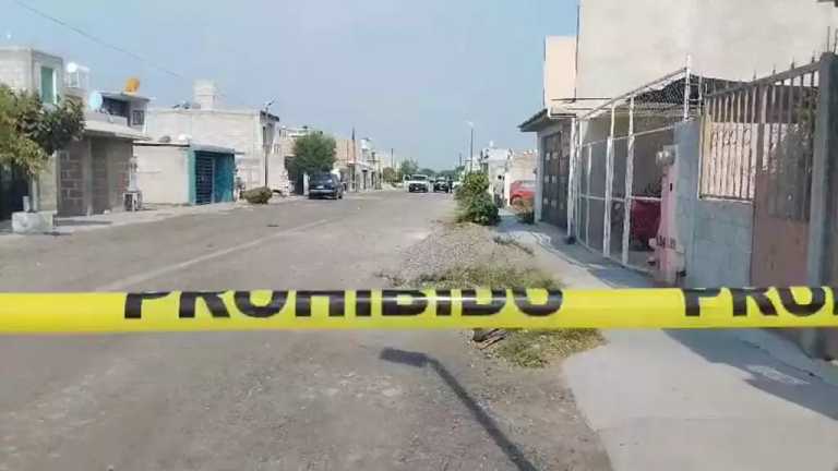 Espeluznante hallazgo realizaron los vecinos de la colonia Valle Dorado en la zona Oriente del municipio de San Juan del Río, al encontrar a una persona envuelta en una cobija sin vida en la vía pública, por lo que informaron a la línea de emergencia 9-1-1.