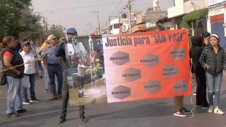 Ian Yael del Instituto Teniente José Azueta sigue intubado en el hospital, luego de accidentarse en la alberca de su escuela el Día del Niño.