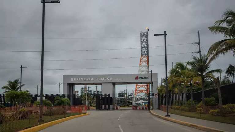 Sobrecosto de la inversión original, proveedores con antecedentes de corrupción y opacidad, marcan la construcción de la refinería de Dos Bocas, cuyo funcionamiento se volvió a aplazar