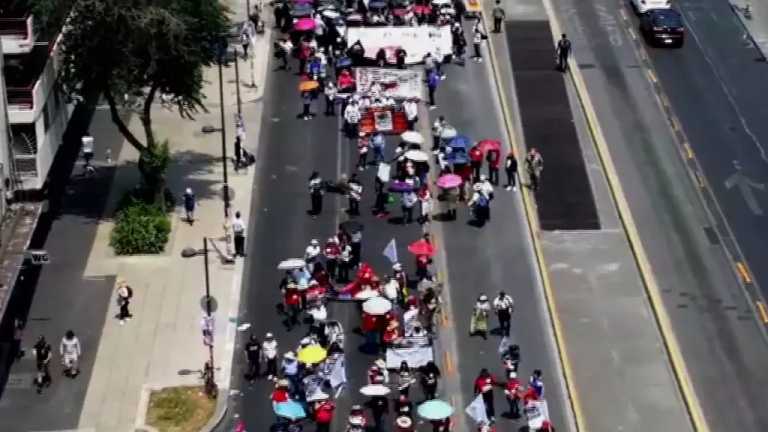 La vanguardia de los integrantes de la CNTE se va integrando a la avenida Hidalgo. Avanza a Reforma y se dirige al Zócalo. Los maestros han complicado la circulación. Quieren aumento salarial del 100%