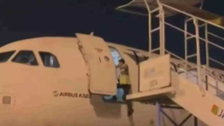 Un hombre cayó desde la puerta de un avión en Yakarta, Indonesia, mientras saludaba a la tripulación cuando el personal de tierra comenzó a retirar las escaleras móviles