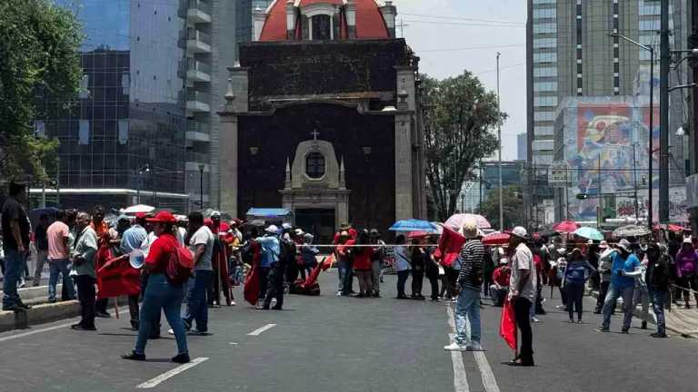 El bloqueo de integrantes de la CNTE en Eje Central Lázaro Cárdenas e Izazaga, en CDMX, cumple dos horas; no hay señales que la vialidad sea liberada