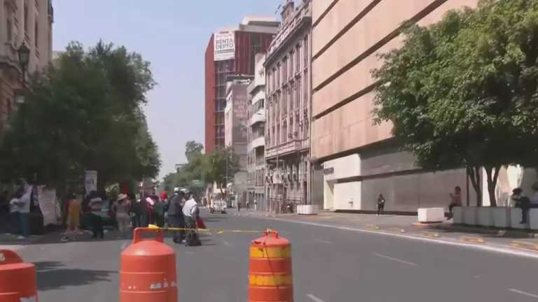 Integrantes de la CNTE, realizan un mítin en las inmediaciones de Bucareli, casi al cruce con el Paseo de la Reforma, se ven afectados dos carriles de extrema izquierda, conflictuando la circulación