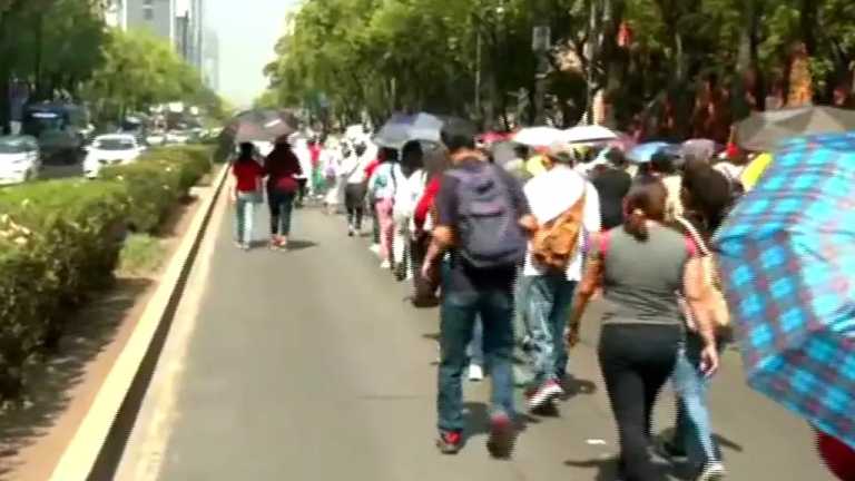 Integrantes de la CNTE bloquean Paseo de la Reforma, a la altura de El Caballito, lo que complica la vialidad en la zona