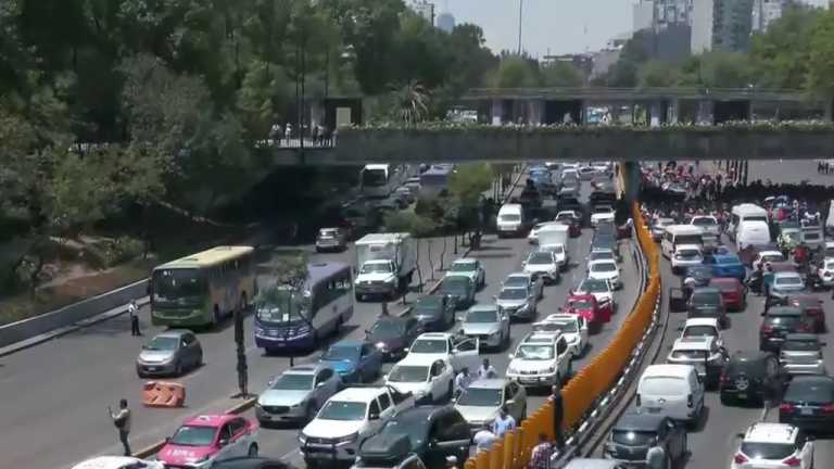 Integrantes de la CNTE bloquean la circulación en Circuito Interior al cruce con Reforma, debido a que no notificaron su ruta no hay cortes a la circulación sino un colapso vial