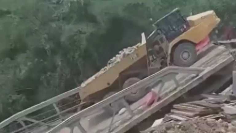 Un puente vehicular se partió en dos, en una obra en la carretera Tamazunchale- Matlapa, en San Luis Potosí. Un trabajador resultó con lesiones