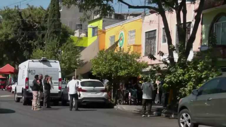 Tres personas fueron asesinadas, una mujer y dos hombres, por heridas punzocortantes, en la Colonia Tlazintla, alcaldía Iztacalco. Autoridades investigan los hechos