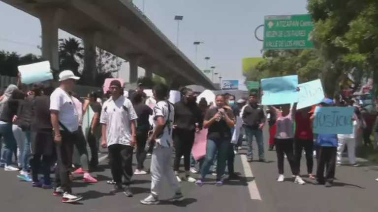 Un grupo de vecinos de Tlalnepantla bloquea Periférico Norte, en demanda de seguridad y justicia