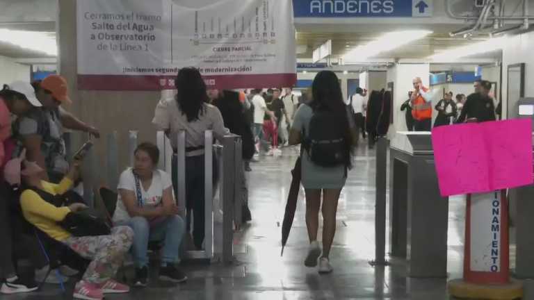 Integrantes de la CNTE protestan en la estación del Metro Hidalgo de la Línea 3 y dan acceso libre a usuario