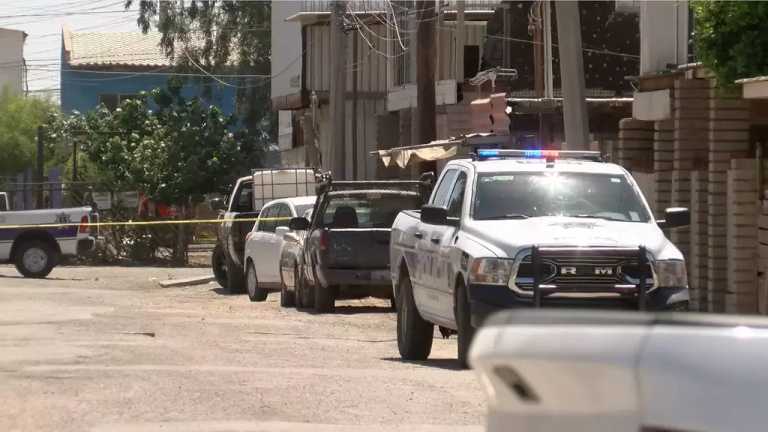 La estación de policía en la colonia Carranza en Mexicali permanece resguardada a la espera de SEDENA luego de que una mujer llevara una presunta granada que su esposo encontró en la basura.