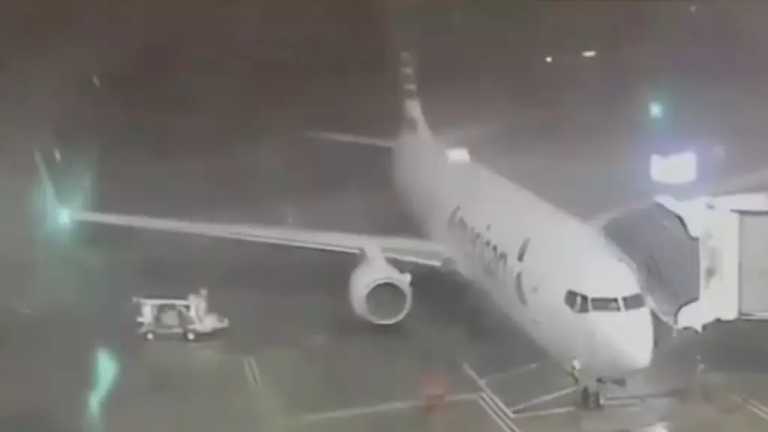 El viento ocasionado por las tormentas en EUA provocó que un avión se alejara de su puerta de embarque en el aeropuerto internacional de Dallas-Fort Worth