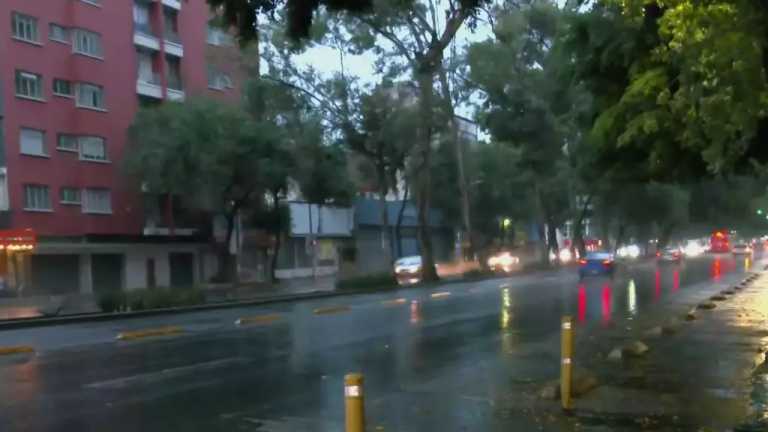 Minutos después de las 6:00 de la mañana persiste la lluvia en distintos puntos de la CDMX. Se recomienda salir con tiempo y conducir con precaución