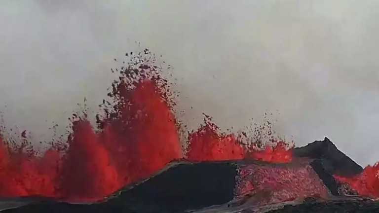 Este es el momento de la erupción de un volcán en Grindavik, el suroeste de Islandia. El coloso arroja fuentes de roca fundida y son constantes los flujos de lava. Esta es la octava erupción en el país insular desde 2021