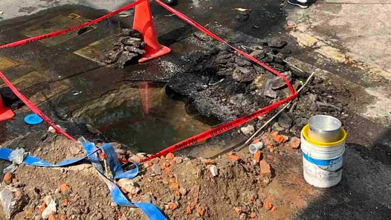 En la esquina de Cóndor y Andes, en la colonia Los Alpes  se registró una inmensa fuga de agua en la alcaldía Alvaro Obregón. Vinieron a repararla pero no han concluido