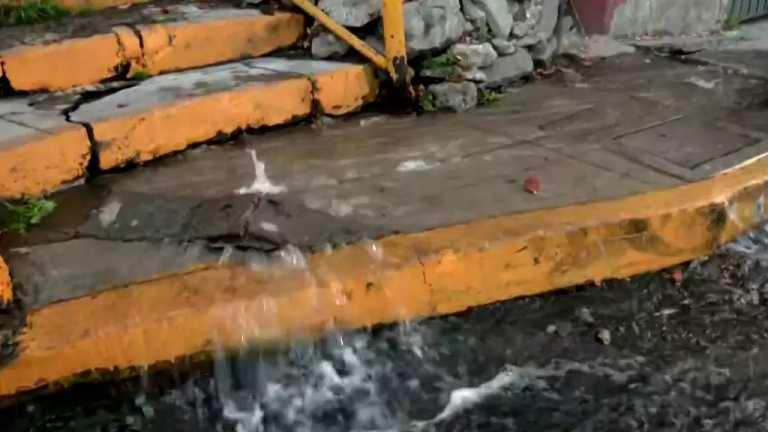 Se reporta una megafuga de agua en calles de la colonia Lomas de Becerra, en la alcaldía Álvaro Obregón, en la Ciudad de México (CDMX)