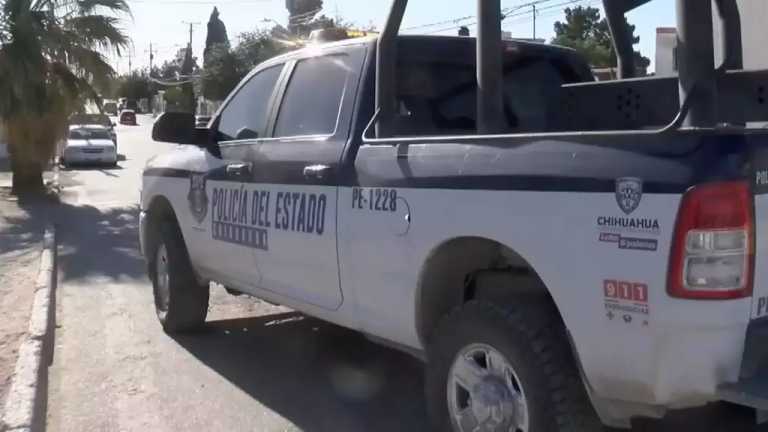 Habitantes de la Colonia Mariano Escobedo reportaron al 911 la presencia de una maleta que emanaba fuertes olores y rastros de sangre en el cruce de las calles Ignacio Alatorre y General Jacinto Treviño.