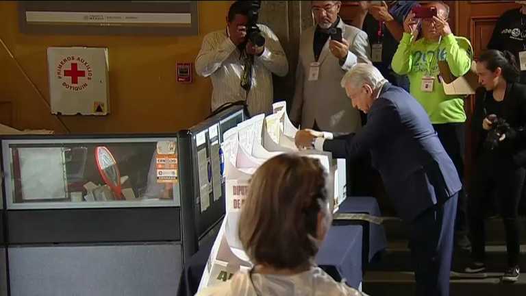 El presidente de México, Andrés Manuel López Obrador (AMLO), emitió su voto hoy 2 de junio de 2024 en una casilla ubicada cerca de Palacio Nacional, en CDMX