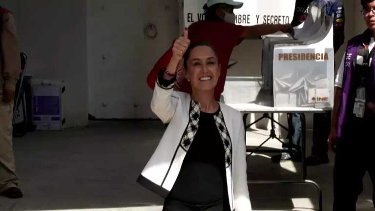 Claudia Sheinbaum, candidata a la Presidencia de México, por la coalición Sigamos Haciendo Historia, emitió su voto hoy 2 de junio de 2024. Mostró que ya lo había hecho, dijo por quién voto y expresó ¡qué viva la democracia!