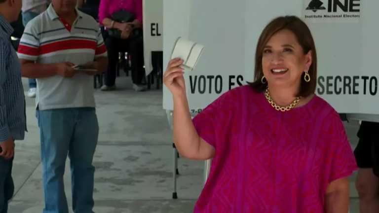 Xóchitl Gálvez, candidata a la Presidencia de la República por la coalición Fuerza y Corazón por México, emite su voto en la casilla de la escuela El Chamizal, en la alcaldía Miguel Hidalgo, de CDMX