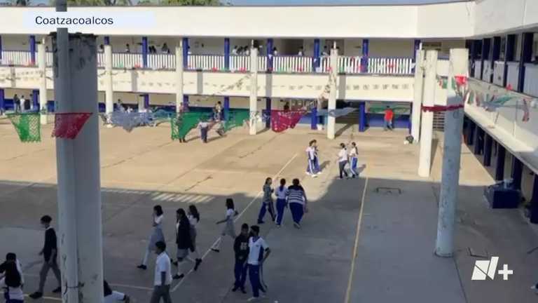 Un estudiante de 13 años, recibió un fuerte golpe cuando le aventaron un pupitre en el salón de clases, en la secundaria Miguel Alemán González, en Coatzacoalcos.