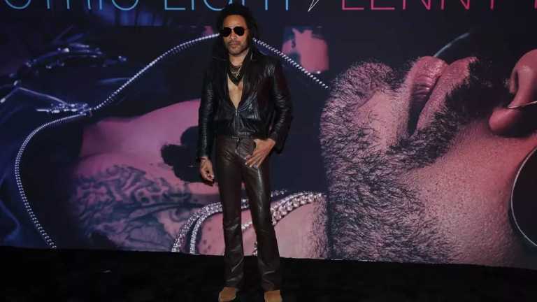 Lenny Kravitz está de vuelta en México, y lo compartió haciendo unos cambios al icónico Ángel de la Independencia al mostrarlo un poco más rockero