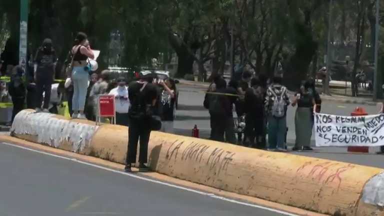 Un grupo de estudiantes se encuentra bloqueando la avenida Insurgentes Sur, en la Ciudad de México. Están solicitando cesar la presencia de porros en Ciudad Universitaria