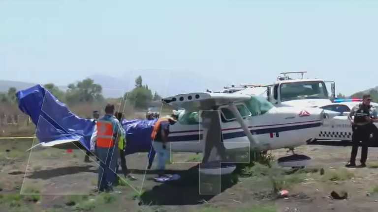 En el Macrolibramiento de Guadalajara Jalisco, una avioneta tuvo que realizar un aterrizaje forzoso, en Ixtlahuacán de Los Membrillos. A bordo venía el piloto y una mujer. No hay personas lesionadas