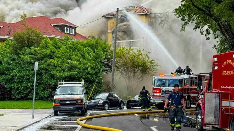 Se reportó hoy 10 de junio de 2024 un incendio en un edificio de departamentos de cuatro pisos en Miami, Florida; el fuego comenzó en la zona de Temple Court Apartments